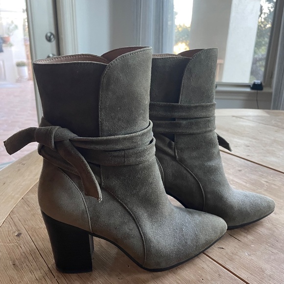 Banana Republic Shoes - Size 8 - Olive Green Suede Ankle Boots - Picture 5 of 7